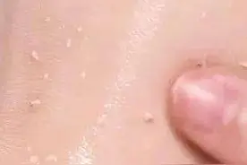 为什么你用粉底液总是搓泥卡粉？妆前这几步大多数人都没注意图片