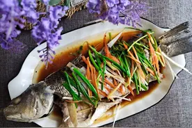 做清蒸鱼，放盐和料酒都不对，牢记蒸鱼4步骤，口感鲜嫩不腥不柴图片