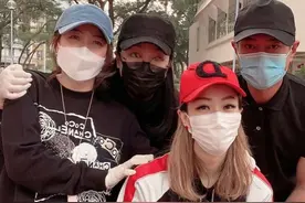 甘比与古天乐郑秀文同做慈善，合影时不抢C位，还称四人志同道合图片