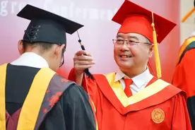 高校毕业典礼出现辣眼一幕，男生趁老师“拨穗”时，直接亲了上去图片