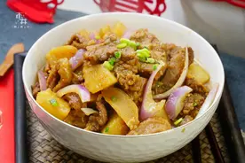 家常菜“名吃”土豆炖牛肉，这做法简单好吃，牛肉酥烂，土豆软糯图片
