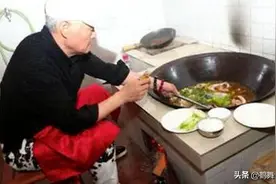 赵本山又展示炖鱼的厨艺，宋小宝等弟子来“蹭饭”，直呼太香了图片