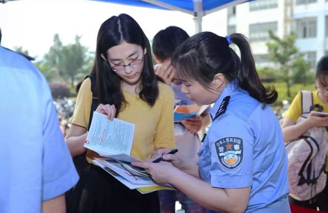 去外地上大学要不要迁户口，别等毕业才知道，聪明的学生早有准备