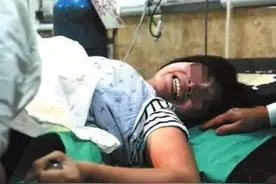 孕妈怀胎11月肚子都没一点反应，求助医生后，全家人哭成一团图片