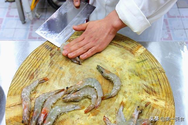 厨师长教你做酒楼大菜：蒜蓉粉丝开边虾，鲜香味美、待客倍有面