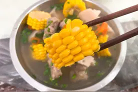 做玉米莲藕排骨汤时，记住“2放3不放”，排骨肉不腥，汤汁清香图片