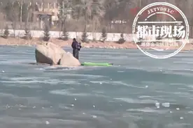 惊险！水上乐园游玩时冰面突然开裂，２名男子掉入河中图片