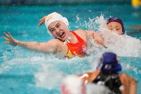 中国女子水球队取得首胜！队长熊敦瀚因颜值出圈，衣品风格百变图片