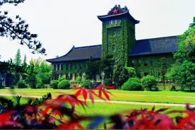 当红明星现身南大校园，学生们的反应亮了！网友高赞：中国的未来！图片