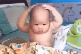 妈妈趁宝宝睡觉，偷偷把他剃成光头，孩子醒来后的反应让宝妈笑翻图片