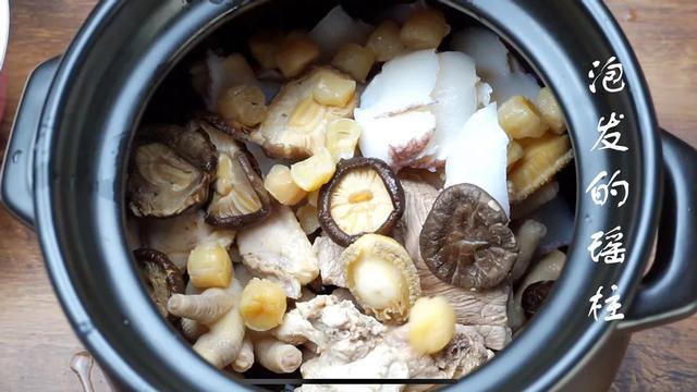 瑶柱花胶煲鸡脚汤 花胶瑶柱炖鸡脚