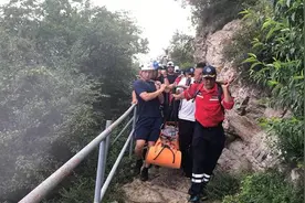 女子爬山走“野路”摔断小腿，嵩山救援30多人抬4个小时下山图片