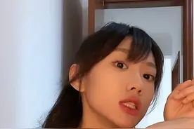 闫妮23岁女儿身体抱恙？脖子鼓出一大块，意外暴露家中环境简陋图片