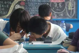 为啥初中生多是“男女同桌”，并不是巧合，而是班主任的一片苦心图片