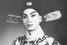 京剧演员时佩璞隐藏性别与法国外交官灯下黑多年，偷偷抱养孩子图片