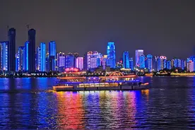 两江游览推“不清场”航班，可整晚观赏长江灯光秀建党百年特辑图片