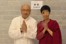 49岁徐峥上山进行禅修，双手合十一脸虔诚，法师亲自为他整理着装图片