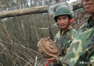 工兵副班长匍匐雷区，发现蹊跷木桩，仔细一看：木桩连着细铁丝
