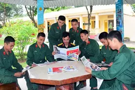 越南的军队制服，迷彩服配木质头盔，内务队列标准比咱们还要严格图片