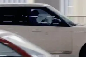 王俊凯又惹争议！被曝开车期间玩手机，双手疑似离开方向盘遭批图片