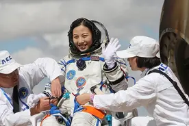 女宇航员多么不容易！为求平等，发射前她也向车轮撒了一泡尿图片