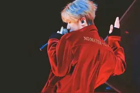 一身红衣的蔡徐坤时尚热烈，怪不得能拥有那么多粉丝图片