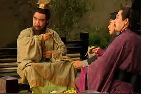 曹操刘备问了四个问题，三个答错的死了，那个答对的怎么也死了？图片