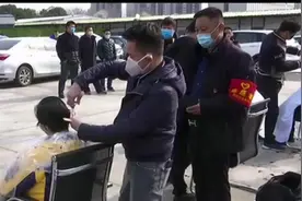 你们打扮了城市，今天我来为你理发图片