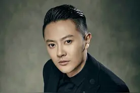 恨赵宝刚6年婚礼上鞠躬道歉，曾比黄晓明红，被兄弟插刀前途尽毁图片