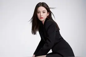 娜扎真是人间尤物，不穿打底裤衣服只穿到大腿，坐姿好撩人图片