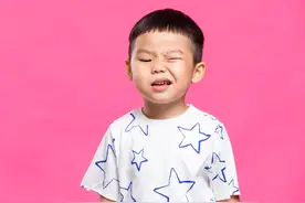 8岁男孩长期眨眼、抽鼻、耸肩、莫名吼叫，患上抽动症被迫休学图片
