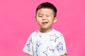 8岁男孩长期眨眼、抽鼻、耸肩、莫名吼叫，患上抽动症被迫休学图片