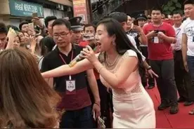 31岁干露露出席活动捞金，网友：娶她要有很大的勇气图片