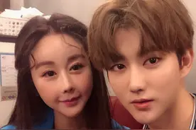 43岁儿媳和59岁公公十指紧扣，24岁老公靠边站，真是刷三观图片