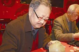 女子随身佩戴一块玉10年，专家：你胆子真够大，你可知这玉的来历图片