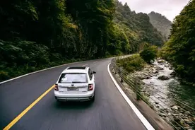 高速指示牌汉语拼音终被取消，车主：改得好，早就该这样了图片