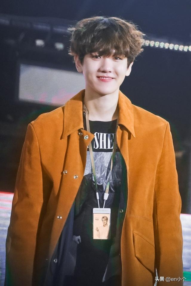 EXO边伯贤在家门口遇到私生!关注作品,远离艺人私生活不好吗?