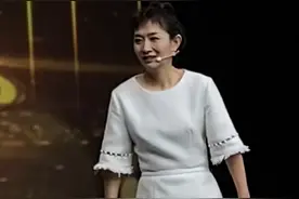 主持人王芳舞台脱鞋，穿10厘米高跟鞋站8个小时，却被嘲不雅观图片