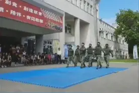 认真的吗？台军战技队帅气出场，官兵“同手同脚”，全场看傻眼图片