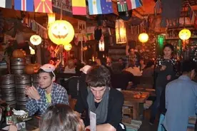 他生于江苏，曾是穷保安，却开300多家酒馆，月入1亿，凭啥？图片