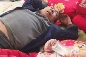 爷爷给孙女喂奶累的睡着，宝妈把照片一晒出，网友炸锅：不能接受图片