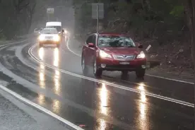 高速上突然下暴雨，开双闪算违章吗？交警：做不对直接扣3分罚200图片