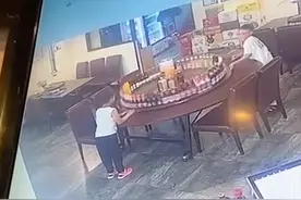 俩熊孩子玩酒店圆桌转盘，瞬间甩飞60瓶酒！事发后一个傻站一个跑了图片