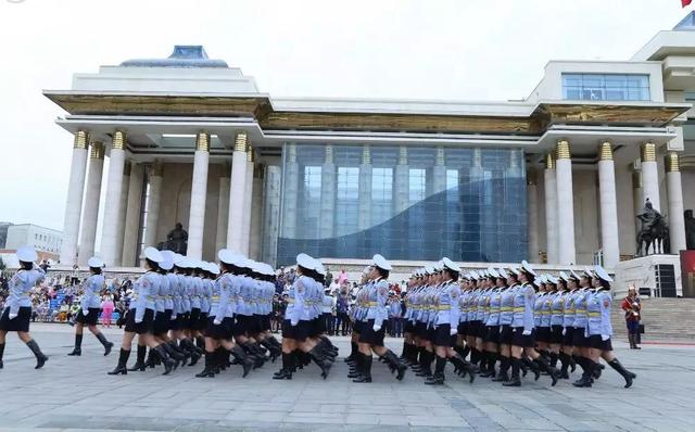 蒙古国大阅兵，总统检阅“铠甲勇士”| 图说