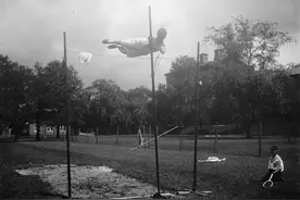 一根就要上万元，撑杆跳高的杆子是用什么做的？图片