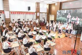 中国“女飞人”邀学子一起奔跑图片