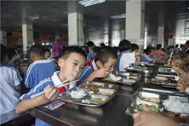 临渭区严查各学校食堂管理！严禁给学生提供剩饭剩菜！要求每月向家长对外开放！图片