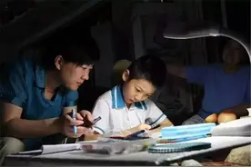 3年级儿子写作业到凌晨，爸爸询问后怒撕作业本：这作业毫无意义图片