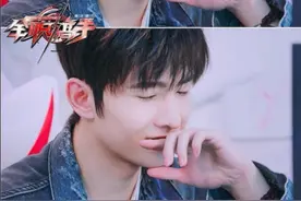 杨洋的衬衫穿搭，少年感帅气十足图片