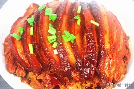 梅菜扣肉是婚宴席上地位相当高的一道菜，入口即化需要技巧图片